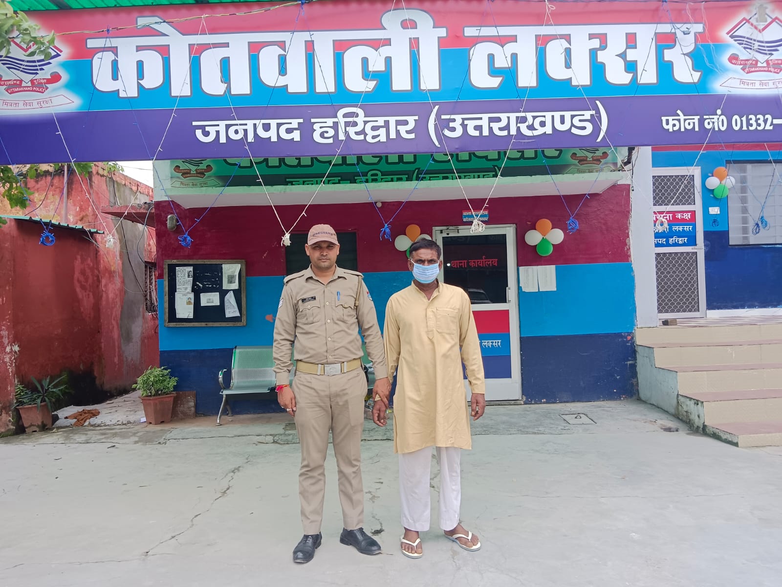 लक्सर पुलिस की गिरफ्त में गौमांस तस्कर, बरामद 15 किलो गौमांस और संदिग्ध वाहन।