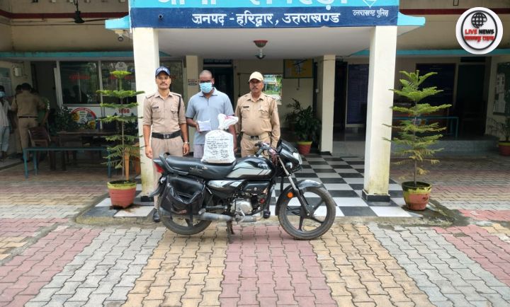 हरिद्वार पुलिस द्वारा झबरेड़ा बॉर्डर पर चेकिंग के दौरान 73 टेट्रा पैक देशी शराब के साथ पकड़ा गया आरोपी और जब्त मोटरसाइकिल।