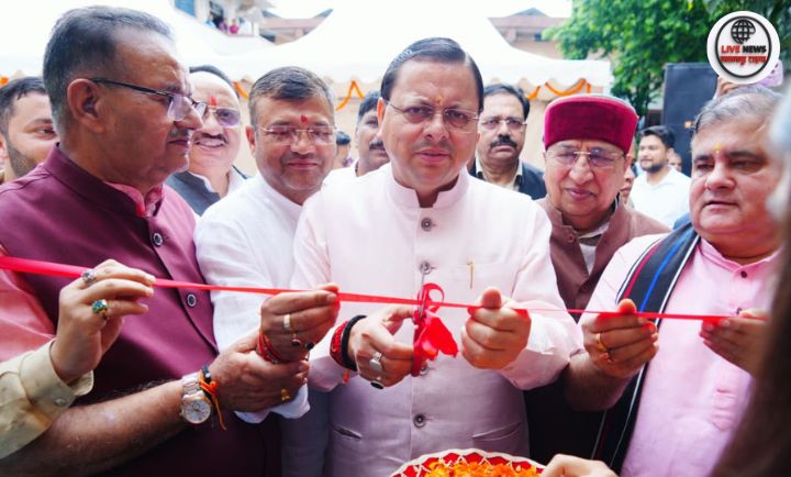 मुख्यमंत्री पुष्कर सिंह धामी सेवा पखवाड़ा प्रदर्शनी का शुभारंभ करते हुए।