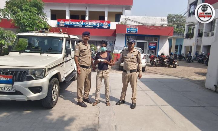 “हरिद्वार पुलिस द्वारा चेकिंग ऑपरेशन: संदिग्ध व्यक्ति के कब्जे से अवैध चाकू बरामदगी” — ऐसा Alt Text तस्वीर या चित्र के लिए प्रयोग किया जा सकता है जो घटना का दृश्य प्रस्तुत करे।