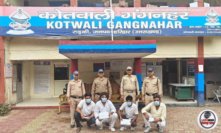 रुड़की कोर्ट परिसर में छापेमारी करती पुलिस टीम।