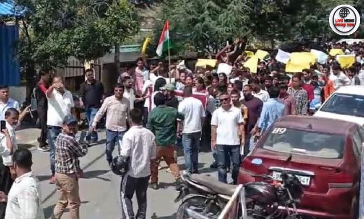 पिथौरागढ़ में यूकेएसएसएससी पेपर लीक के विरोध में प्रदर्शन करते युवा।