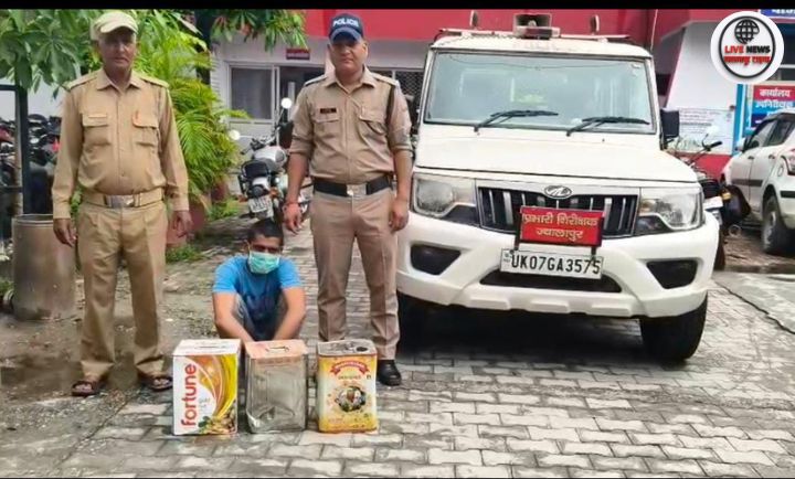 हरिद्वार पुलिस द्वारा चोरी के सामान के साथ गिरफ्तार शातिर चोर रईस उर्फ शोएब की तस्वीर।