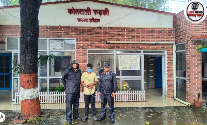 "फरार आरोपी ऋतिक के कब्जे से बरामद तमंचा और जिंदा कारतूस।"