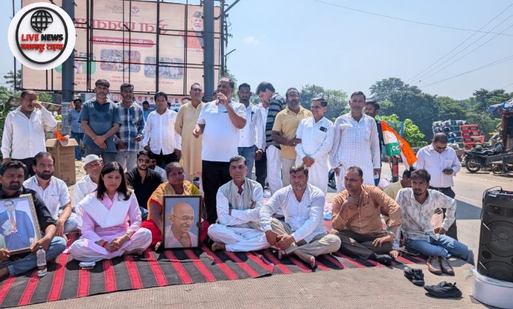 “ज्वालापुर पुल जटवाड़ा पर धूप तप धरने में शामिल कांग्रेस कार्यकर्ता और नेता”