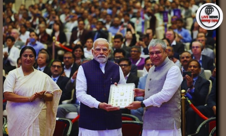"अश्विनी वैष्णव पीएम मोदी को विक्रम 32-बिट प्रोसेसर भेंट करते हुए"