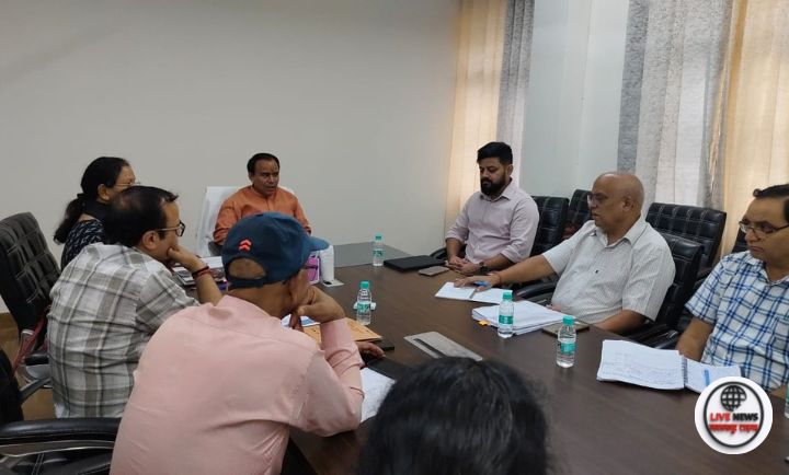 "देहरादून में पीएम-श्री स्कूलों की समीक्षा बैठक लेते शिक्षा मंत्री डॉ. धन सिंह रावत"