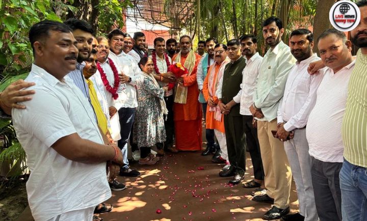 हरिद्वार में वेद मंदिर आश्रम में भाजपा की नई जिला कार्यकारिणी के स्वागत कार्यक्रम में पूर्व मंत्री स्वामी यतीश्वरानंद माला पहनाकर सम्मानित करते हुए।”