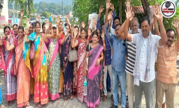 "ऋषिकेश स्थित चारधाम ट्रांजिट केंद्र में तीर्थयात्री रजिस्ट्रेशन प्रक्रिया के दौरान कतार में खड़े हैं"