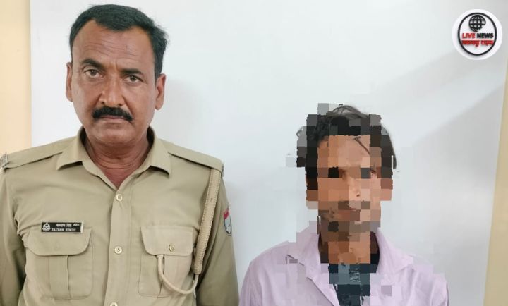 कोतवाली मंगलौर पुलिस टीम आरोपी तंजीम के पास से 315 बोर अवैध तमंचा और जिन्दा कारतूस बरामद करती हुई कार्रवाई का दृश्य।”
