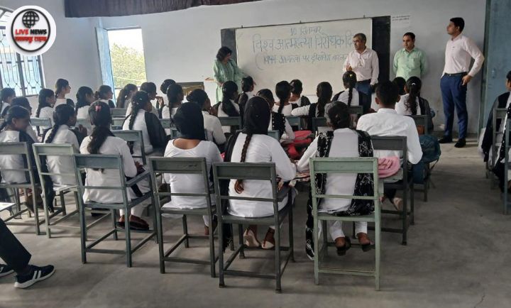 कॉलेज में जागरूकता कार्यक्रम के दौरान बोलते हुए डॉ. केपी सिंह