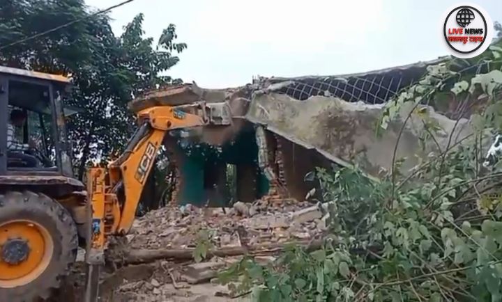 बुलडोज़र की कार्रवाई – ग्राम फूलगढ़ में अवैध भवन तोड़ता प्रशासन का बुलडोज़र
