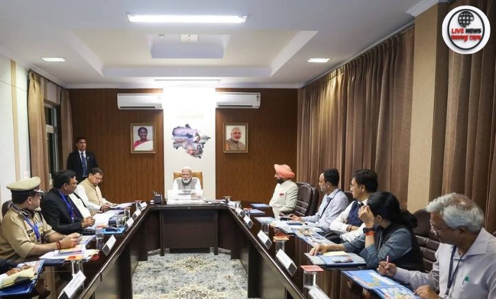 देहरादून में आपदा प्रभावित परिवारों से मिलते हुए प्रधानमंत्री नरेंद्र मोदी"