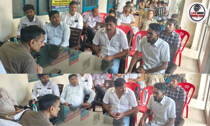 रुड़की कोतवाली में थाना दिवस पर जनता की समस्याओं का समाधान करते पुलिस अधिकारी"