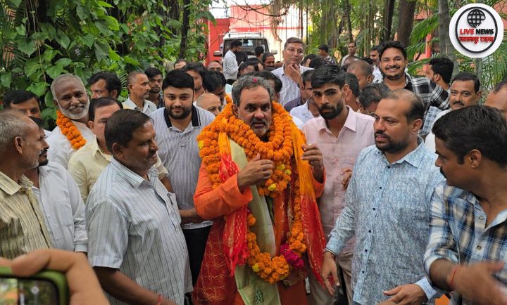 हरिद्वार में अपने समर्थकों से घिरे स्वामी यतीश्वरानंद।