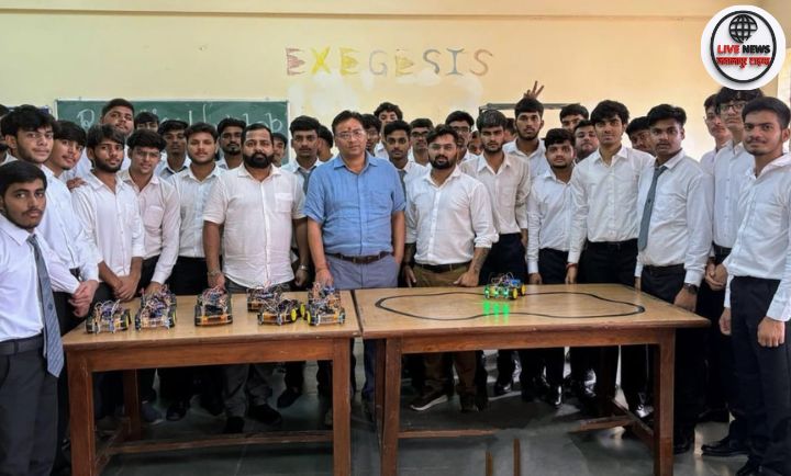 गुरुकुल कांगड़ी विश्वविद्यालय के छात्र कार्यशाला में लाइन फॉलोवर रोबोट बनाते हुए।