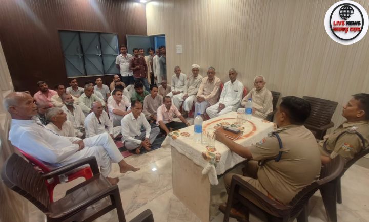 मंगलौर पुलिस के अधिकारी ग्राम बूडपुर जट्ट की चौपाल में ग्रामीणों को साइबर अपराध और नशे के बारे में जागरूक करते हुए।