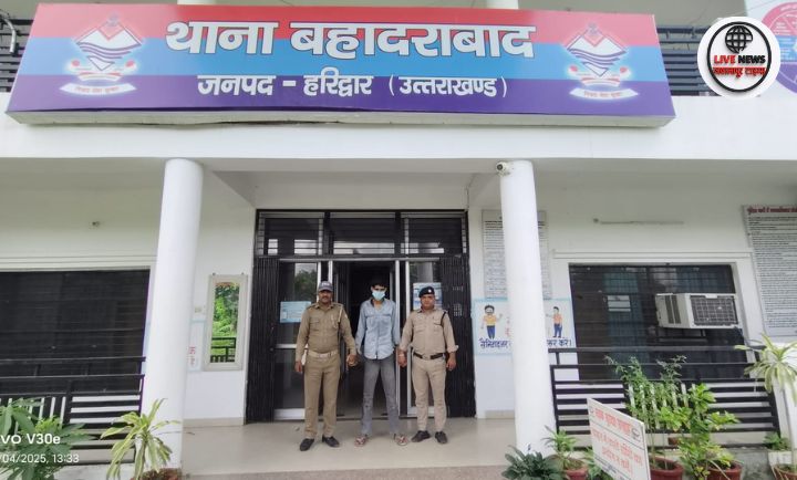 “हरिद्वार पुलिस टीम बहादराबाद से चोरी हुआ महेन्द्रा ट्रैक्टर आरोपी के साथ बरामद करती हुई”