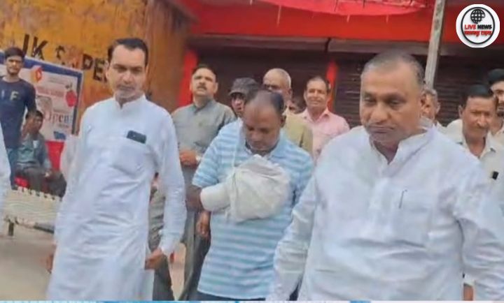 "लक्सर के सेठपुर गांव में आयोजित सम्मान समारोह में विधायक मो. शहजाद को फूलों से लादते समर्थक"