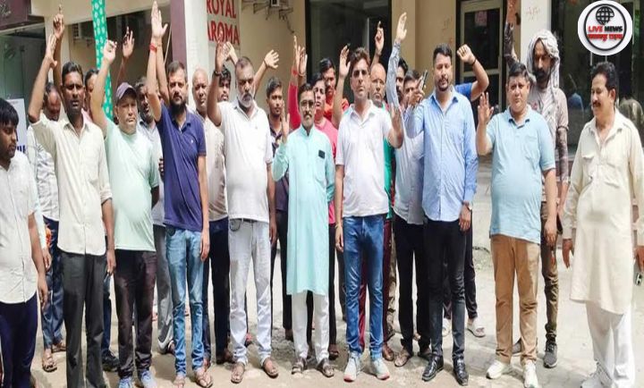 "हरिद्वार में टूटी सड़क पर जमा पानी और गड्ढे"