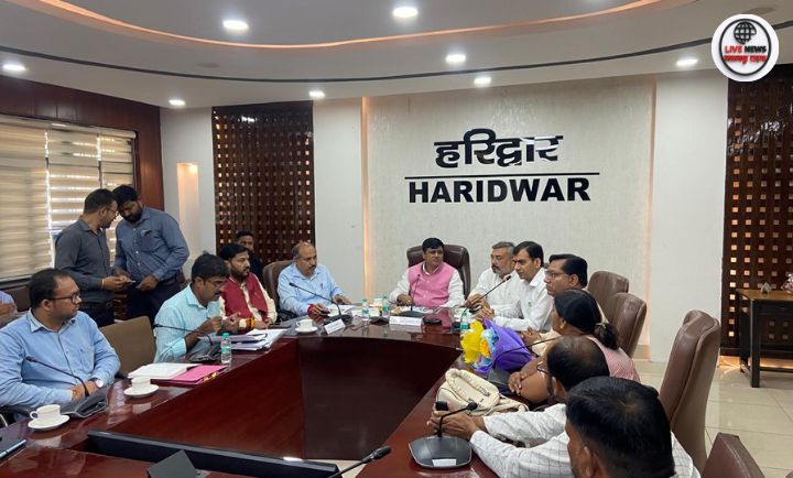 हरिद्वार विकास भवन में ग्रामोत्थान (रीप) परियोजना की समीक्षा बैठक में सीडीओ डॉ. ललित नारायण मिश्र अधिकारीगणों के साथ चर्चा करते हुए