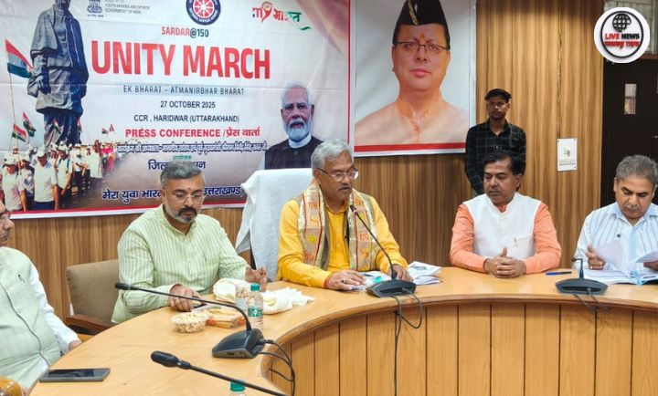 “हरिद्वार में सरदार पटेल की 150वीं जयंती पर राष्ट्रीय एकता अभियान की जानकारी देते सांसद त्रिवेंद्र सिंह रावत”