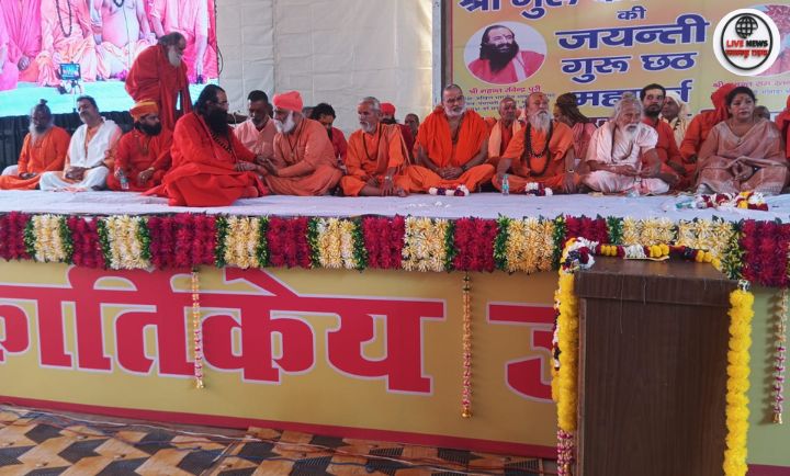 हरिद्वार में गुरु कार्तिकेय जन्मोत्सव पर श्रद्धालु और संत आरती करते हुए।