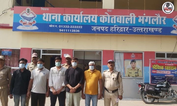 मंगलौर पुलिस द्वारा पारिवारिक विवाद में समझौता करवाते हुए अधिकारी।
