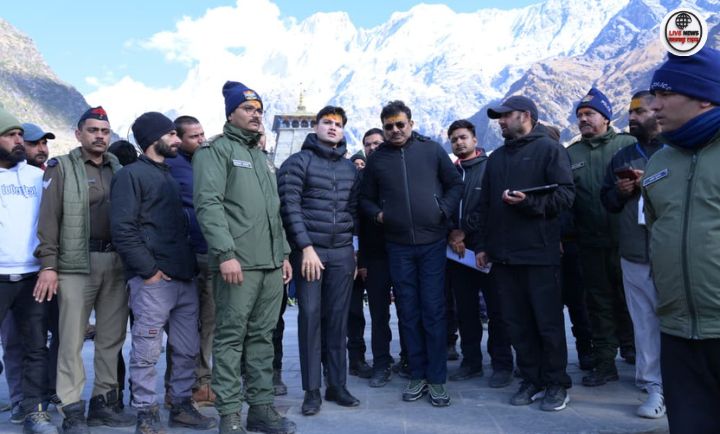 मुख्य सचिव आनन्द बर्द्धन केदारनाथ धाम में पुनर्निर्माण कार्यों का निरीक्षण करते हुए।