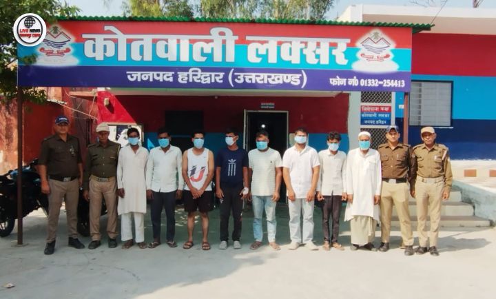 लक्सर पुलिस द्वारा लादपुर गांव में सड़क विवाद के बाद कार्रवाई करती टीम की तस्वीर।