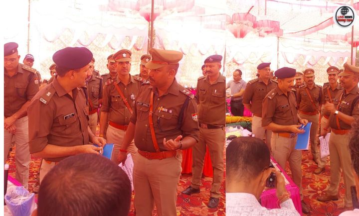 थाना झबरेड़ा में पुलिस अधीक्षक ग्रामीण हरिद्वार निरीक्षण के दौरान अभिलेखों की जांच करते हुए।