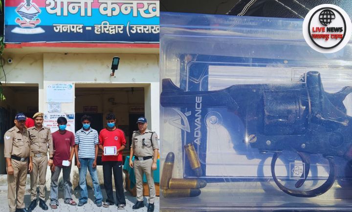 कनखल पुलिस द्वारा गिरफ्तार आरोपी और बरामद हथियार मीडिया को दिखाते हुए।