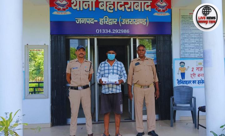 “हरिद्वार पुलिस द्वारा बहादराबाद क्षेत्र में 35 ग्राम स्मैक के साथ नशा तस्कर गिरफ्तार करते हुए टीम की तस्वीर”