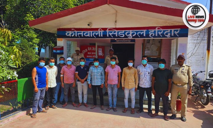 हरिद्वार पुलिस द्वारा सिडकुल क्षेत्र में सरेआम झगड़ा कर रहे युवकों को गिरफ्तार करते हुए दृश्य।