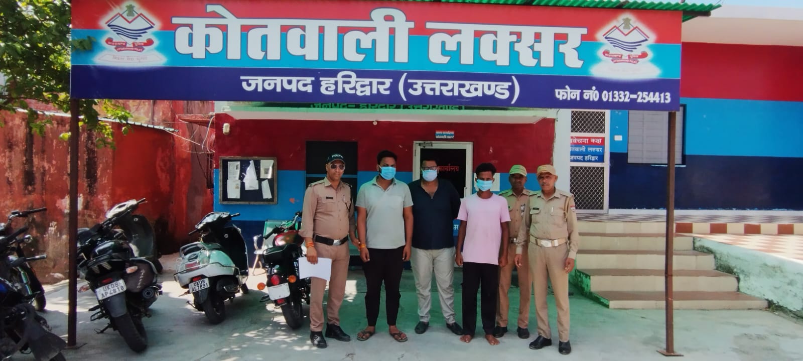 लक्सर पुलिस द्वारा जमीनी विवाद में शांति भंग करने वाले आरोपियों को हिरासत में ले जाते हुए।