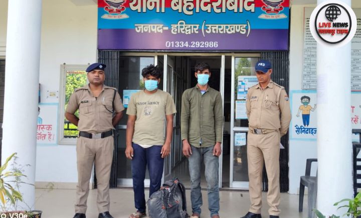 "हरिद्वार पुलिस द्वारा बहादराबाद में चोरी के मामले में बरामद सामान और गिरफ्तार आरोपी"