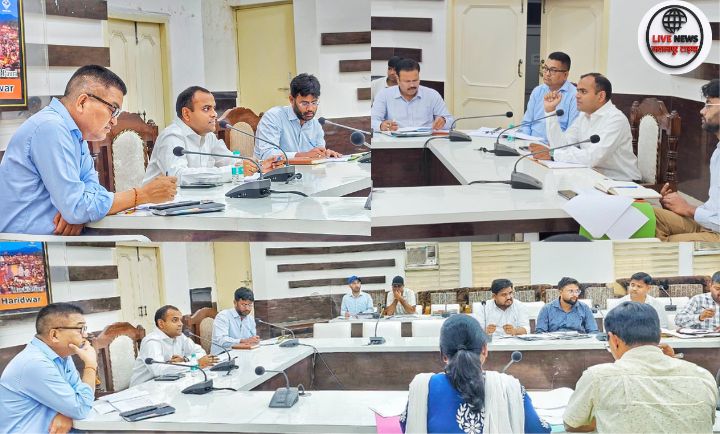 हरिद्वार डीएम मयूर दीक्षित नगर निकायों की समीक्षा बैठक में निर्देश देते हुए।