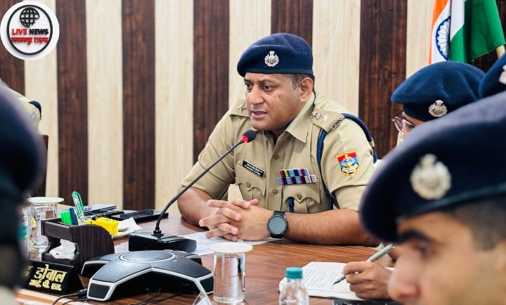 हरिद्वार भगवानपुर पुलिस द्वारा गौतस्करी पर कार्रवाई में बरामद किए गए 250 किलो गौमांस और पुलिस टीम।