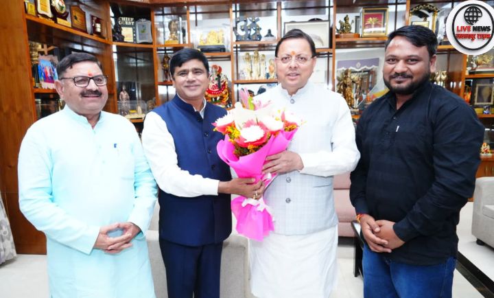 दीपावली पर शुभकामनाएं देते राज्य मंत्री सुनील सैनी और मुख्यमंत्री पुष्कर सिंह धामी।