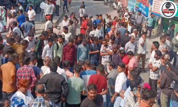 ऋषिकेश खारा स्रोत में शराब ठेके के बाहर युवक की हत्या के बाद सड़क जाम का दृश्य