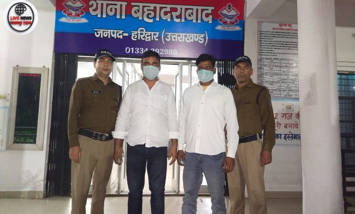 हरिद्वार के बहादराबाद थाने में पूछताछ के दौरान झगड़ने वाले दो व्यक्तियों को पुलिस ने हिरासत में लिया।