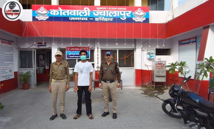 हरिद्वार पुलिस द्वारा ज्वालापुर में झगड़ा करने वाले आरोपी को हिरासत में लेते हुए पुलिस टीम"