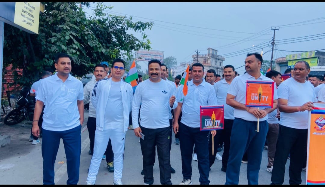 “लक्सर पुलिस द्वारा राष्ट्रीय एकता दिवस पर आयोजित रन फॉर यूनिटी में भाग लेते पुलिसकर्मी।”