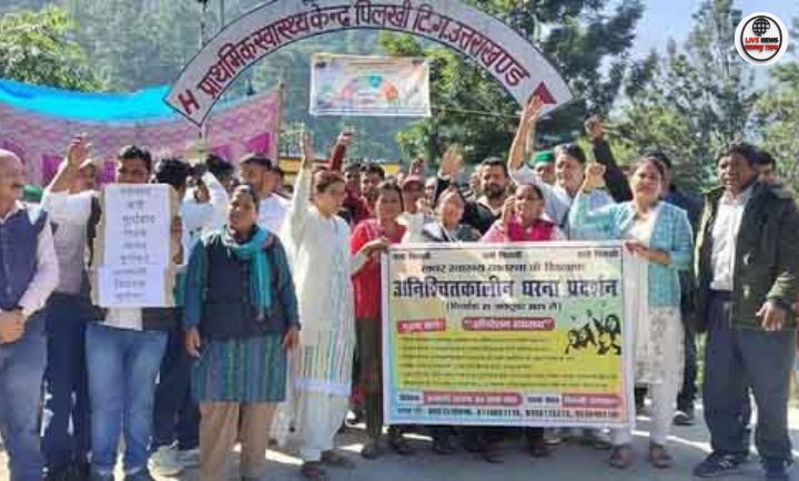 “भिलंगना क्षेत्र में स्वास्थ्य सेवाओं के विरोध में प्रदर्शन करते ग्रामीण और पुतला दहन का दृश्य”