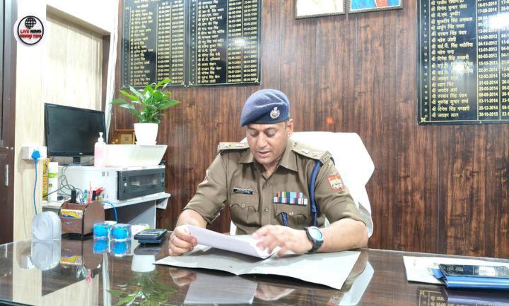 हरिद्वार पुलिस द्वारा मथुरा से बरामद तीनों नाबालिक बच्चियाँ, परिजनों को सौंपते हुए एसएसपी प्रमेन्द्र सिंह डोबाल।