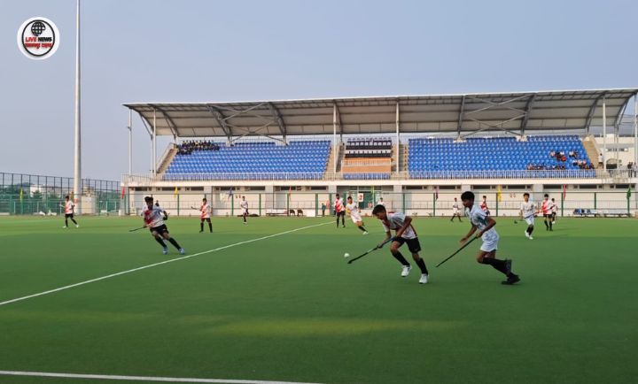 हरिद्वार के वंदना कटारिया हॉकी स्टेडियम में अंडर-17 राज्य स्तरीय हॉकी टूर्नामेंट का मैच खेलते खिलाड़ी।