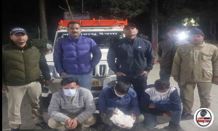 विकासनगर में एसटीएफ टीम द्वारा डेढ़ किलो चरस के साथ पकड़े गए तीन तस्करों की गिरफ्तारी का दृश्य।