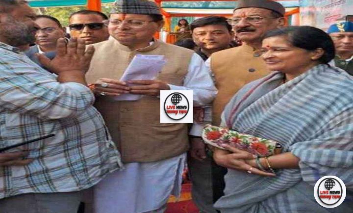 वन अधिकार समिति के सदस्य मुख्यमंत्री पुष्कर सिंह धामी को बिंदुखत्ता को राजस्व ग्राम घोषित करने का ज्ञापन सौंपते हुए