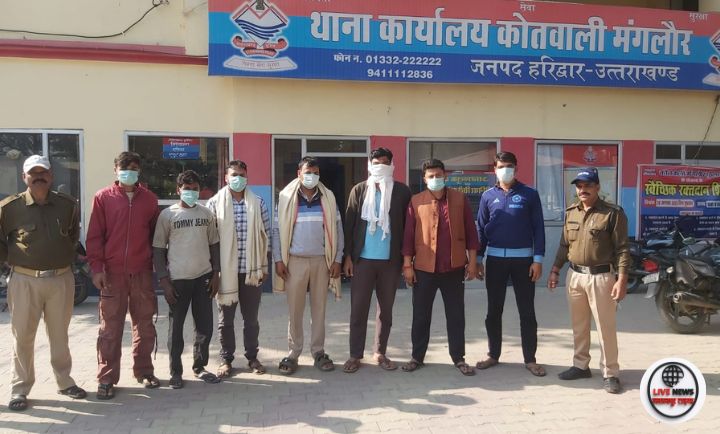 हरिद्वार के लिब्बरहेड़ी गाँव में झगड़े के बाद पुलिस गश्त करते हुए।