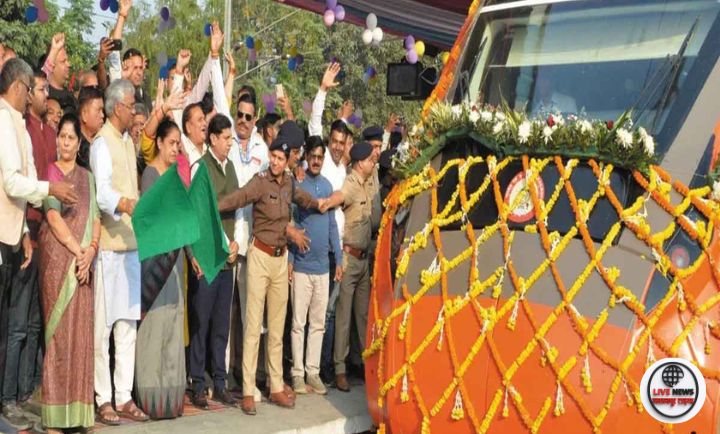 रुड़की रेलवे स्टेशन पर वंदे भारत एक्सप्रेस को हरी झंडी दिखाते हुए भाजपा नेता और रेलवे अधिकारी।